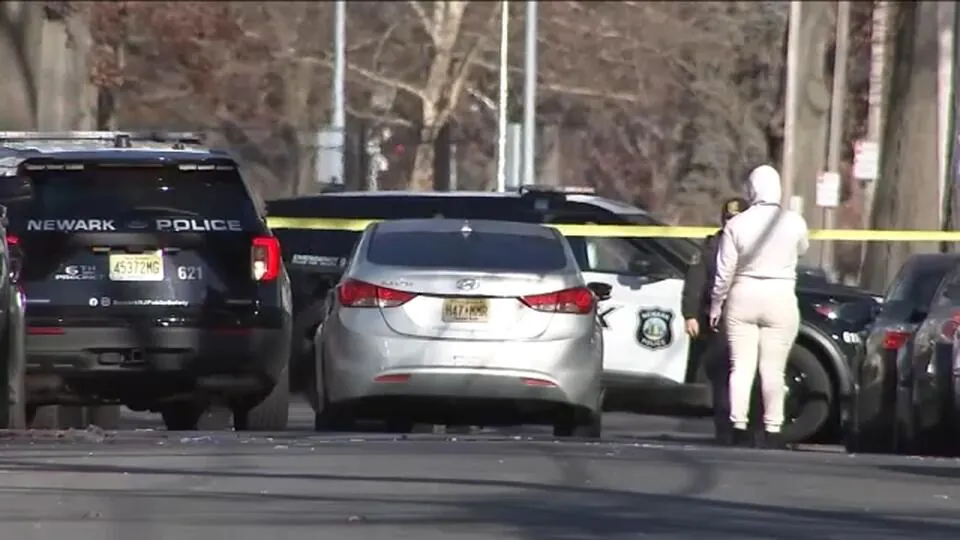 Unidentified teenager injured in shooting incident in Newark; perpetrator remains at large