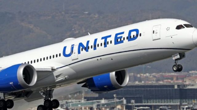 Dozens of United Airlines Employees Fall Ill After Christmas Meal Provided by Airline